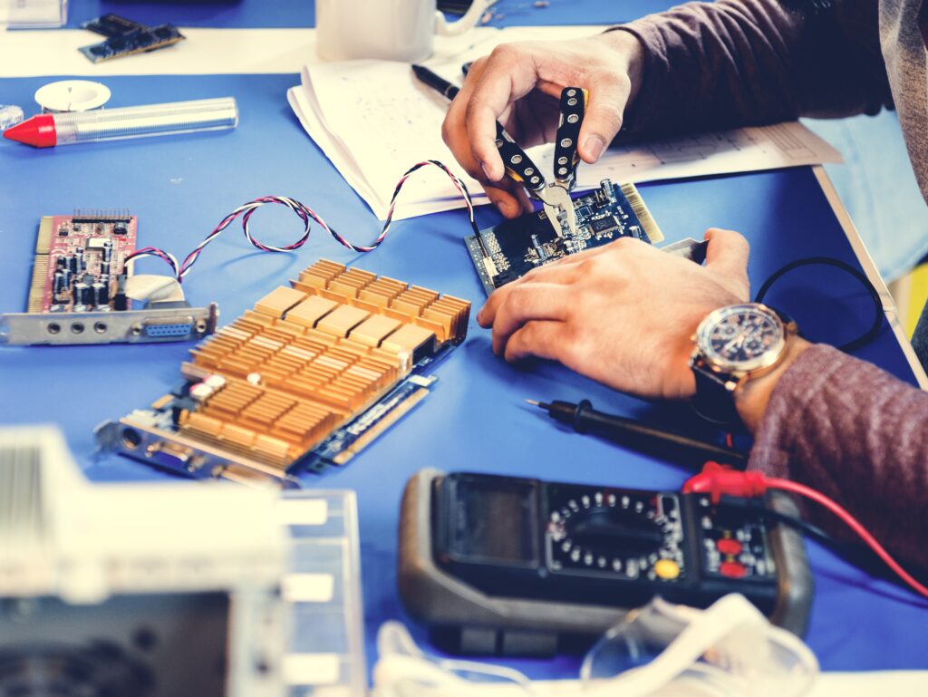 Tehnician lucreaza la piese electronice